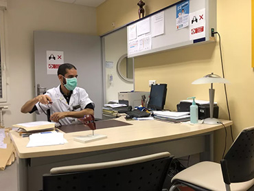 Médecin oncologue dans son bureau à l'hôpital de Châteauroux